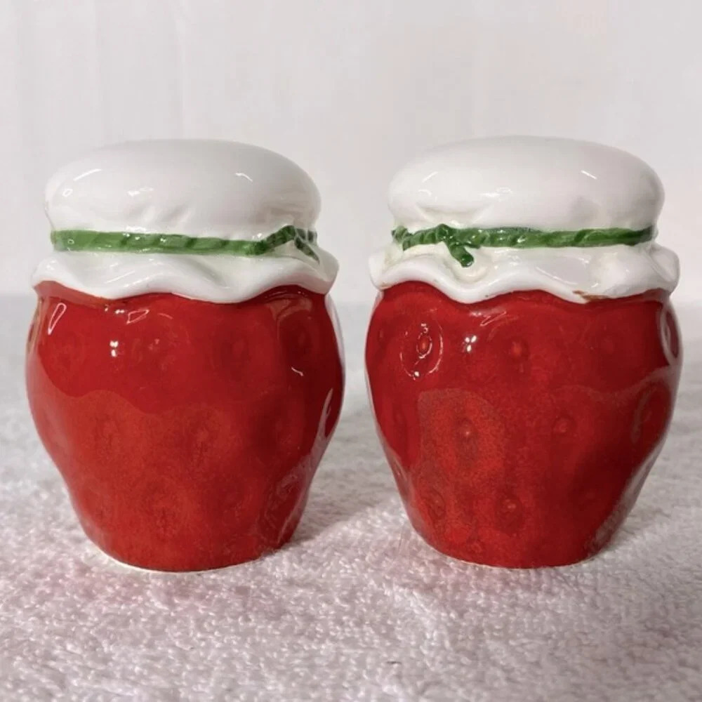 Vintage Ceramic Strawberry Jam  Salt & Pepper Shakers Cottagecore Countrycore